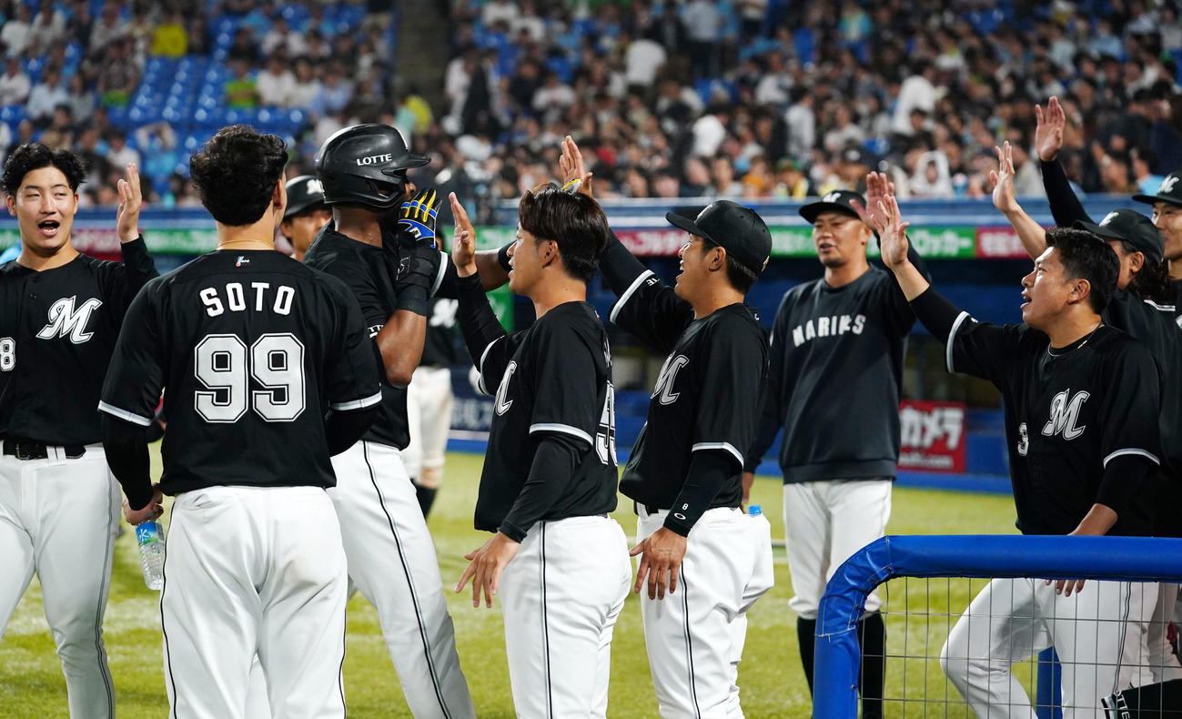 ヤクルト対ロッテ　9回表終了後、ベンチへ戻るポランコ（左から3人目）をタッチで迎えるロッテナイン（撮影・横山健太）