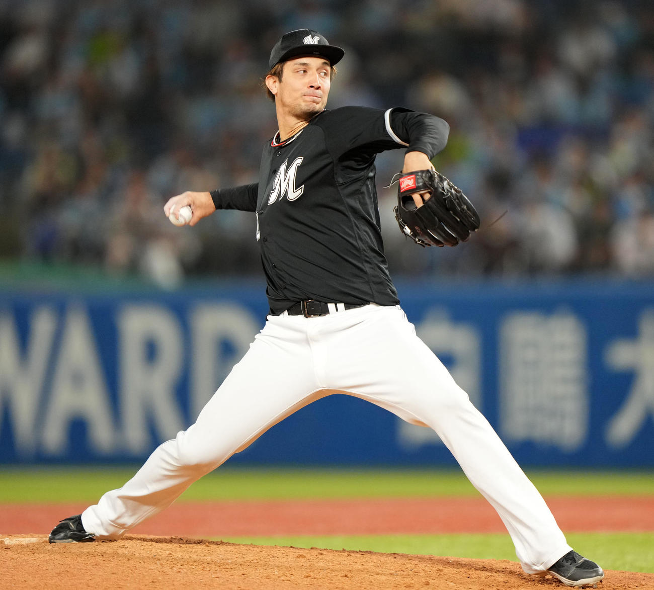 ヤクルト対ロッテ　12回裏から登板したロッテ国吉（撮影・横山健太）