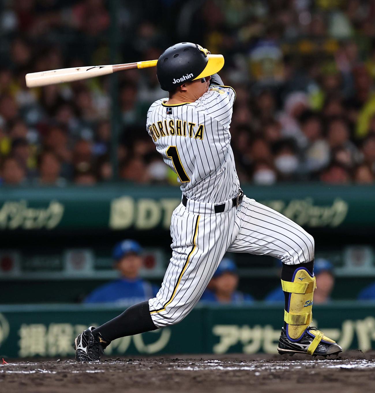 阪神対日本ハム　7回裏阪神1死、森下は左前打を放つ（撮影・上田博志）