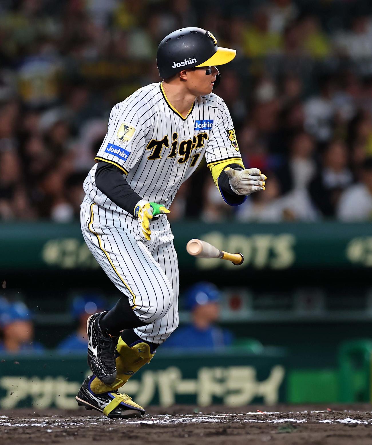 阪神対日本ハム　7回裏阪神1死、森下は左前打を放つ（撮影・上田博志）