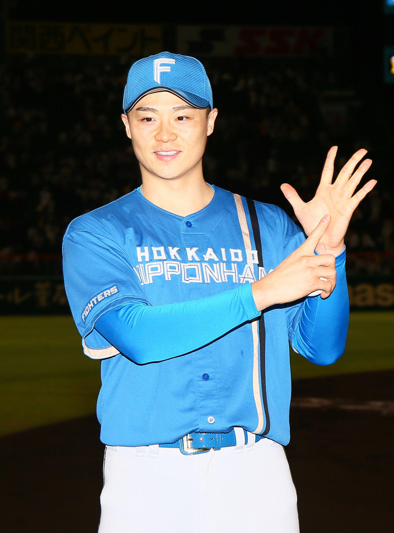 阪神対日本ハム　6勝目を挙げた日本ハム山崎は手で「6」を作る（撮影・上山淳一）