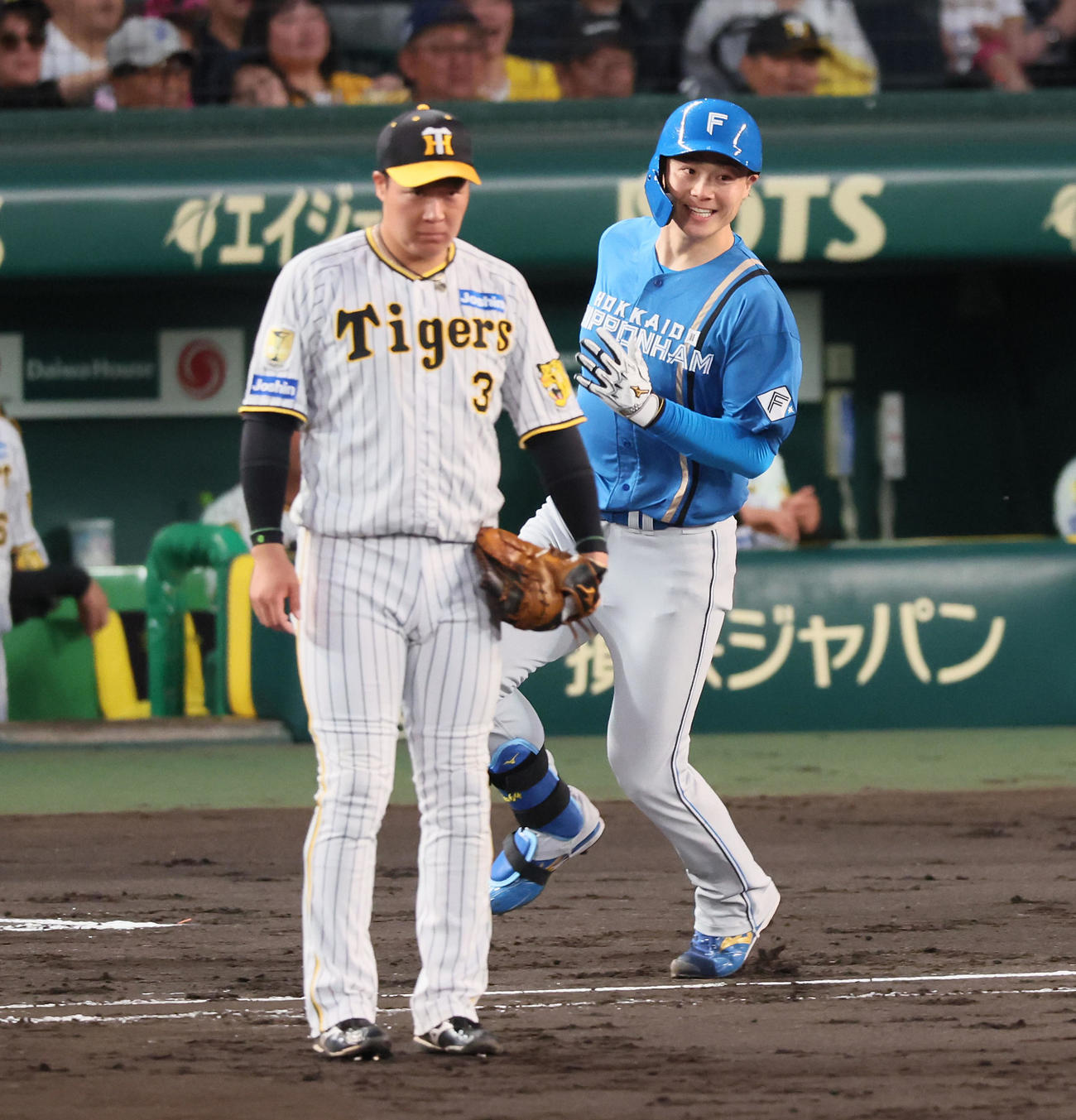 阪神対日本ハム　4回表日本ハム無死一、三塁、山崎は先制適時打を放ち笑顔で一塁へ走る。一塁手は大山（撮影・加藤哉）
