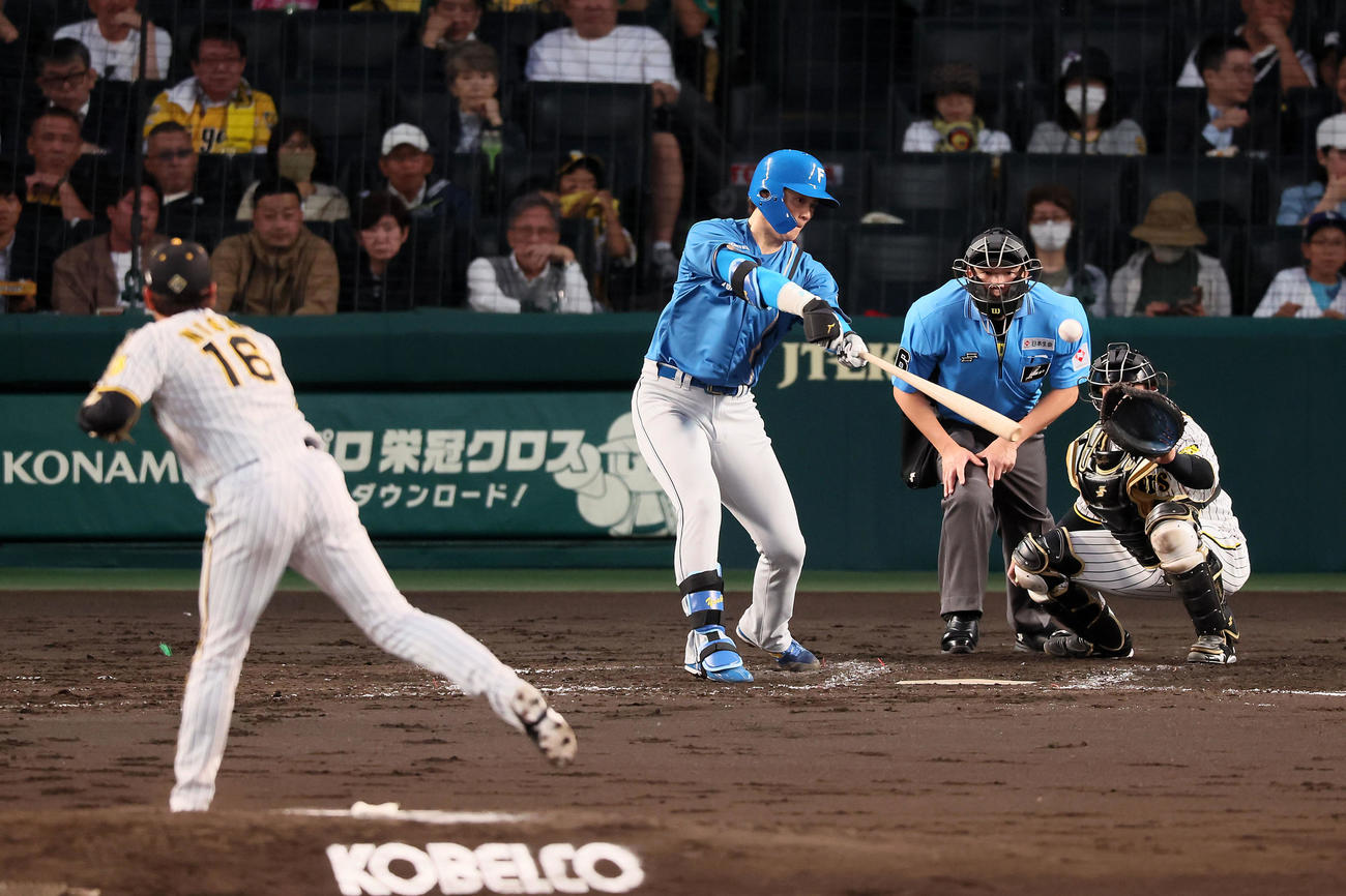 阪神対日本ハム　4回表日本ハム無死一、三塁、山崎は先制適時打を放つ。投手は西勇（撮影・加藤哉）