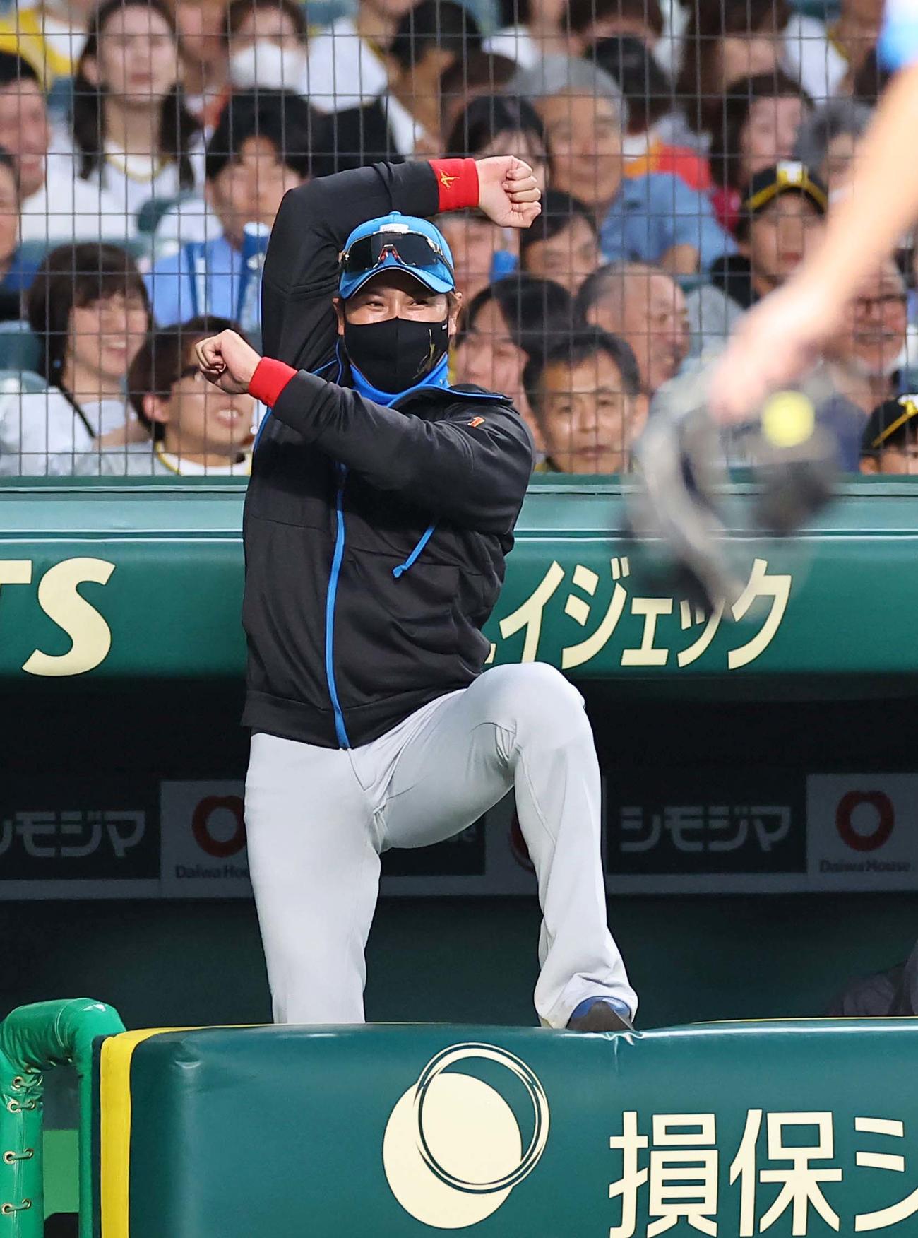 阪神対日本ハム　4回表日本ハム無死二、三塁、水野の適時打にガッツポーズを見せる新庄監督（撮影・上田博志）