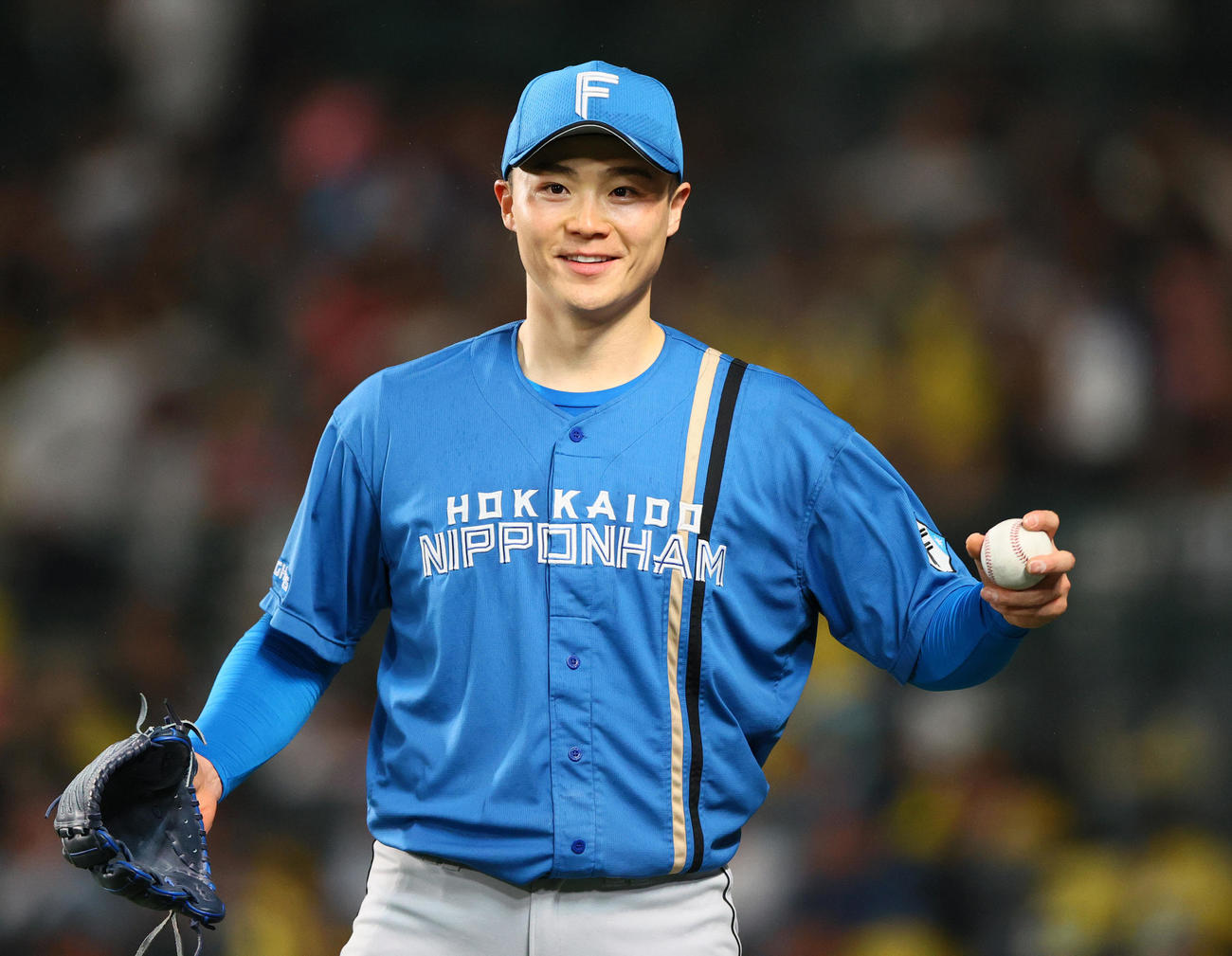 阪神対日本ハム　5回表日本ハム1死二、三塁、伏見の二ゴロで追加点が入りベンチ前で笑顔を見せる山崎（撮影・上山淳一）