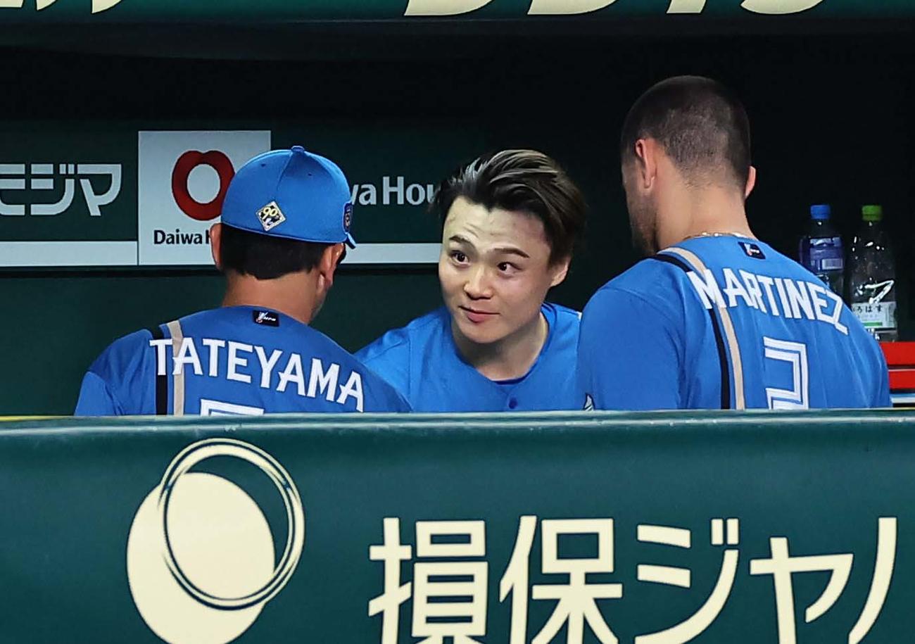 阪神対日本ハム　7回無失点と好投した山崎（中央）はベンチで笑顔を見せる（撮影・上田博志）