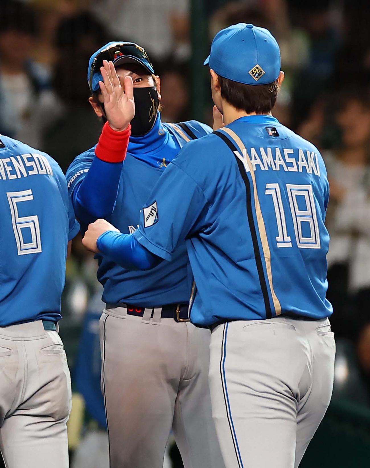 阪神対日本ハム　6勝目をあげた山崎（右）とハイタッチする新庄監督（撮影・上田博志）