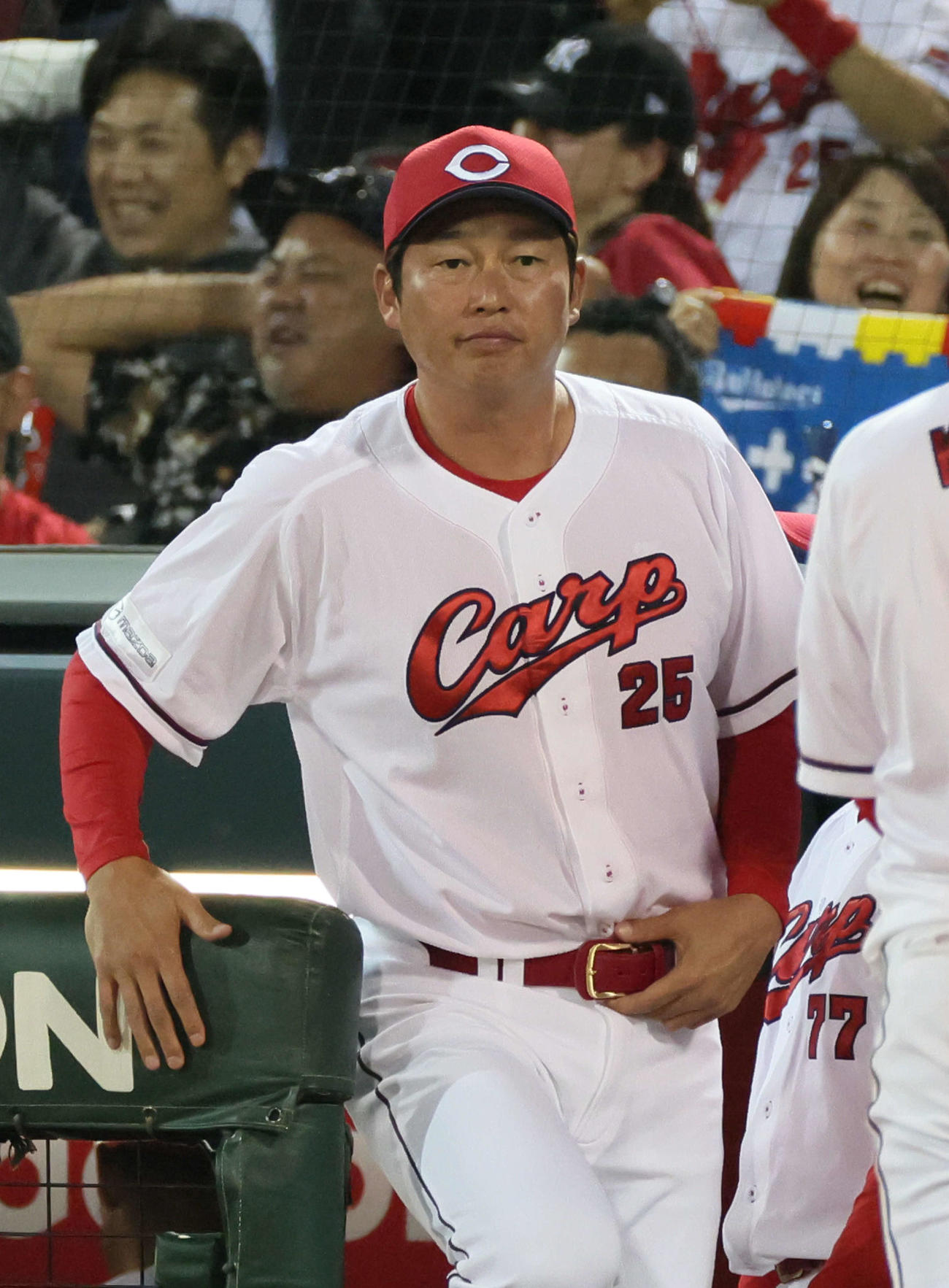 広島対オリックス　8回裏終了時、交代を告げる新井監督（撮影・加藤孝規）