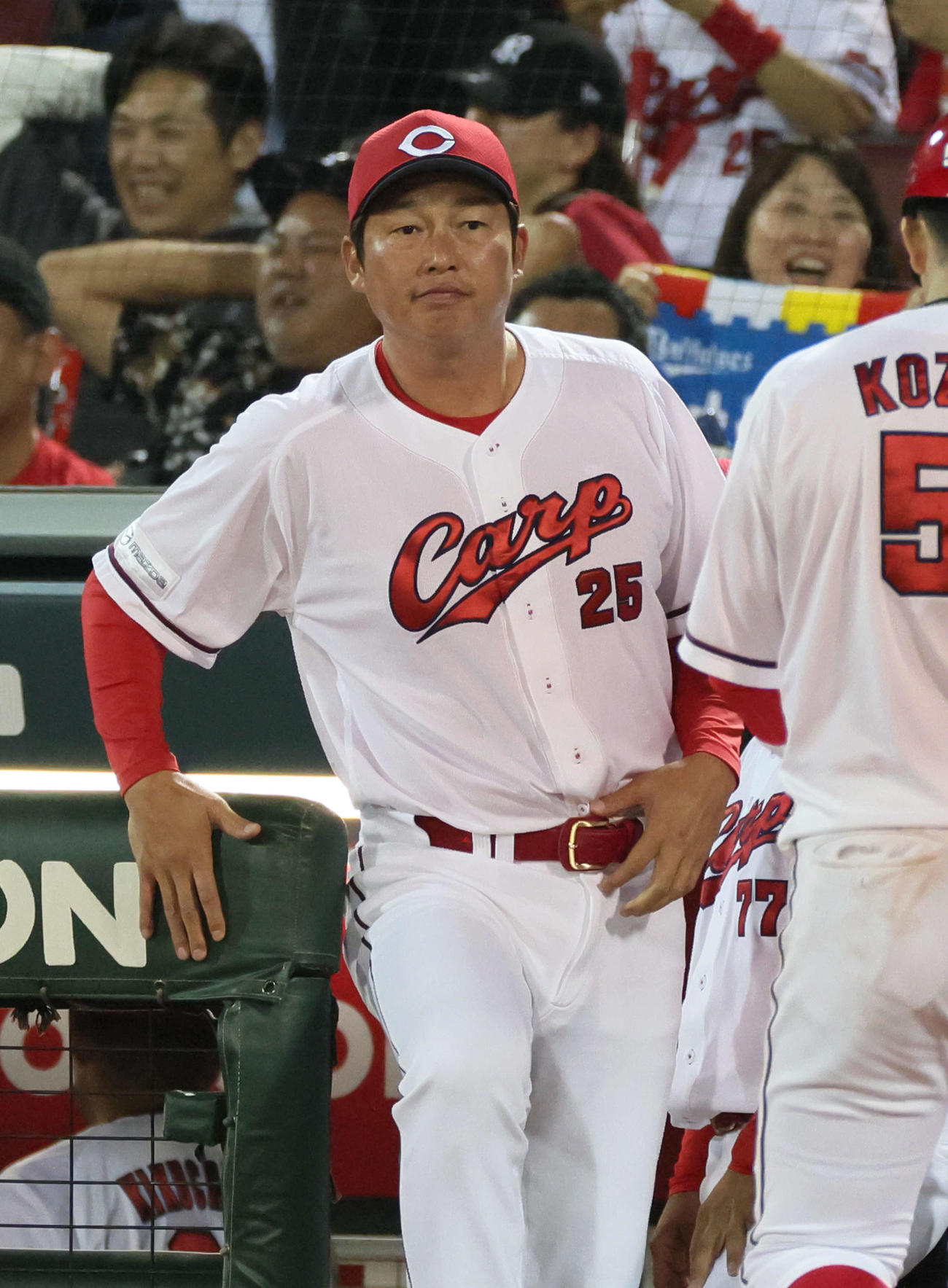 広島対オリックス　8回裏終了時、交代を告げる新井監督（撮影・加藤孝規）