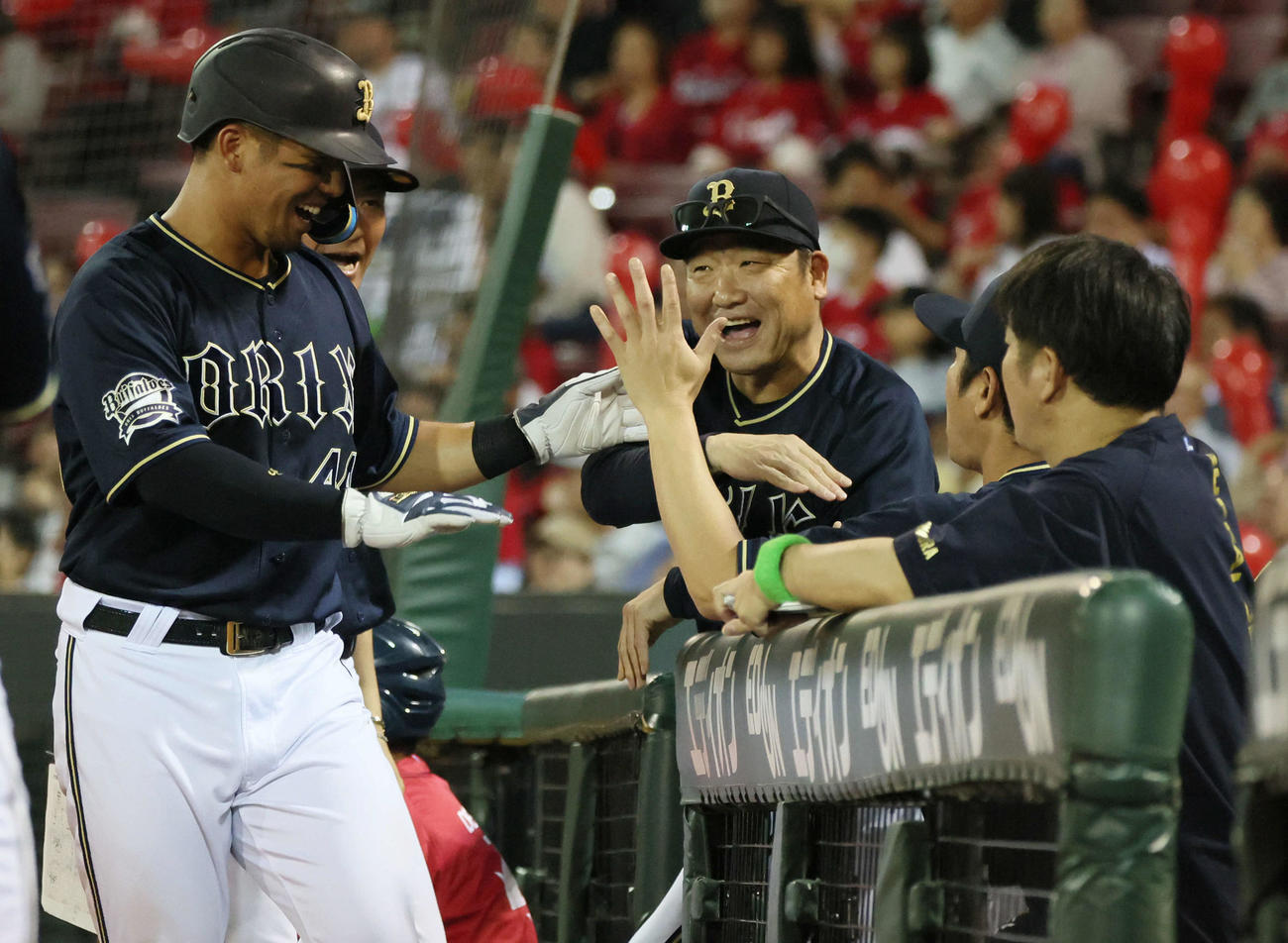 広島対オリックス　7回表オリックス1死一、三塁、中嶋監督は福田の適時打で生還した頓宮を笑顔で迎える（撮影・加藤孝規）