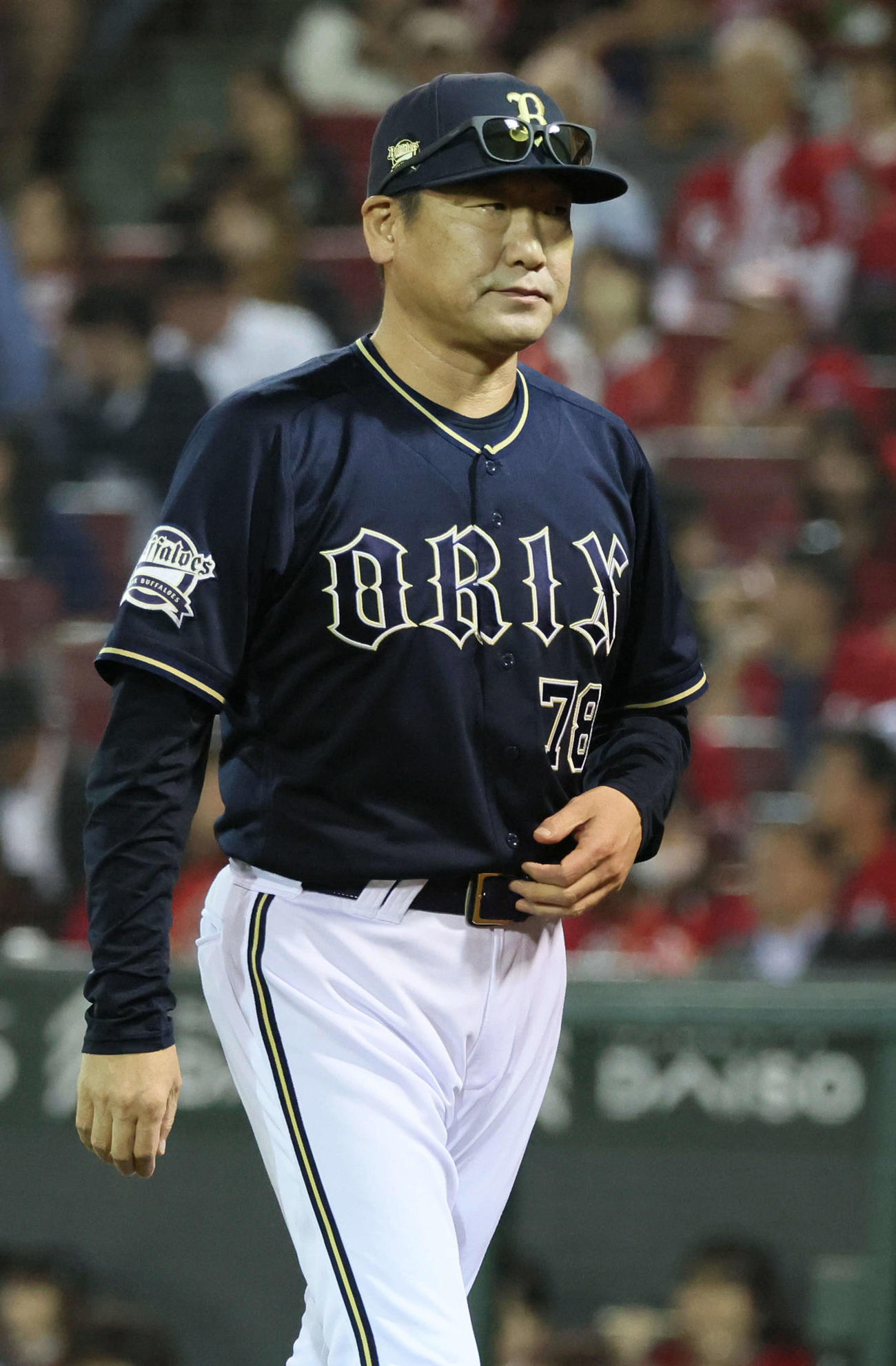 広島対オリックス　6回表終了時、投手の交代を告げ、ベンチに引き揚げる中嶋監督（撮影・加藤孝規）