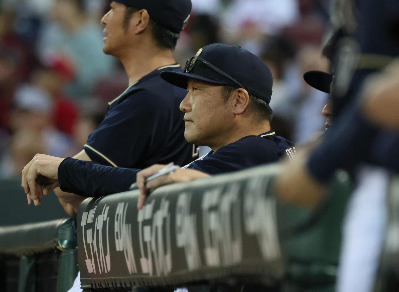 広島対オリックス　4回表オリックス無死満塁、横山聖が一ゴロ併殺打に倒れ厳しい表情の中嶋監督（撮影・加藤孝規）