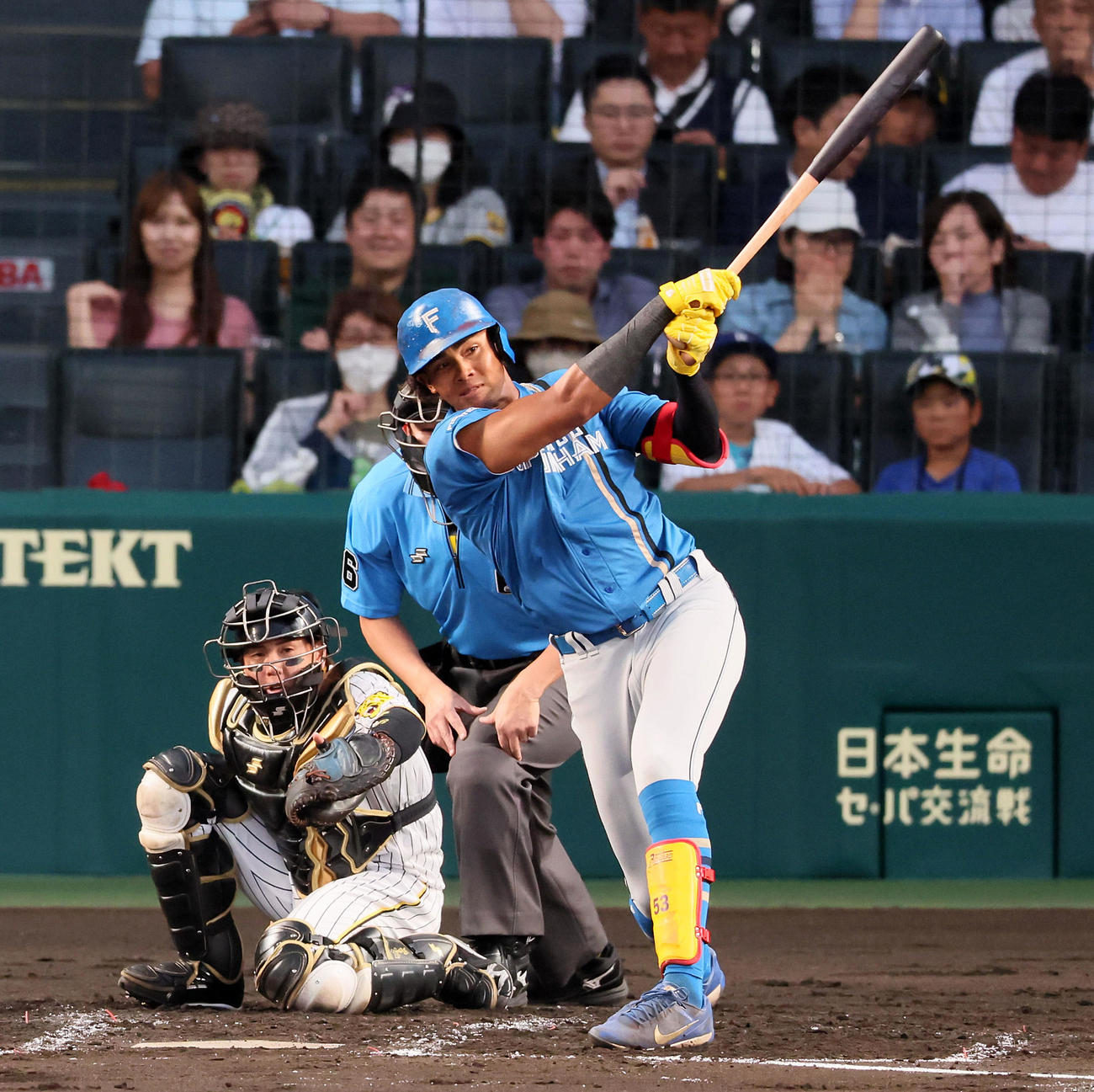 阪神対日本ハム　3回表日本ハム2死一塁、水谷は左二塁打を放つ（撮影・加藤哉）