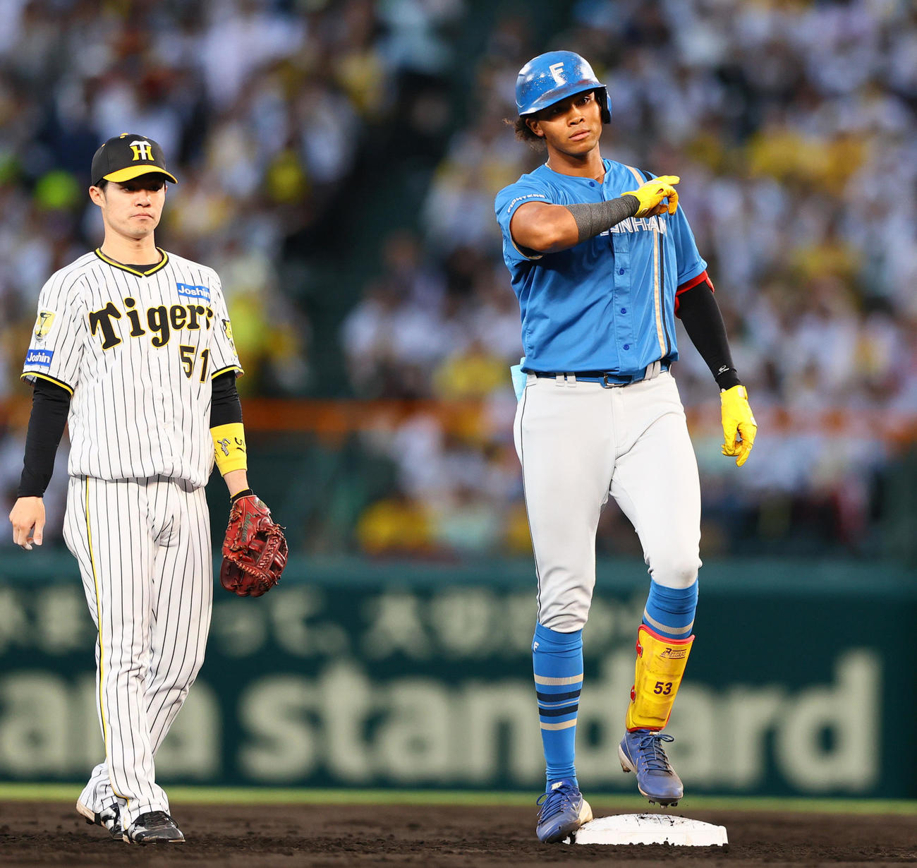 阪神対日本ハム　3回表日本ハム2死一塁、水谷は左二塁打を放ち二塁でポーズを決める。左は二塁手中野（撮影・上山淳一）