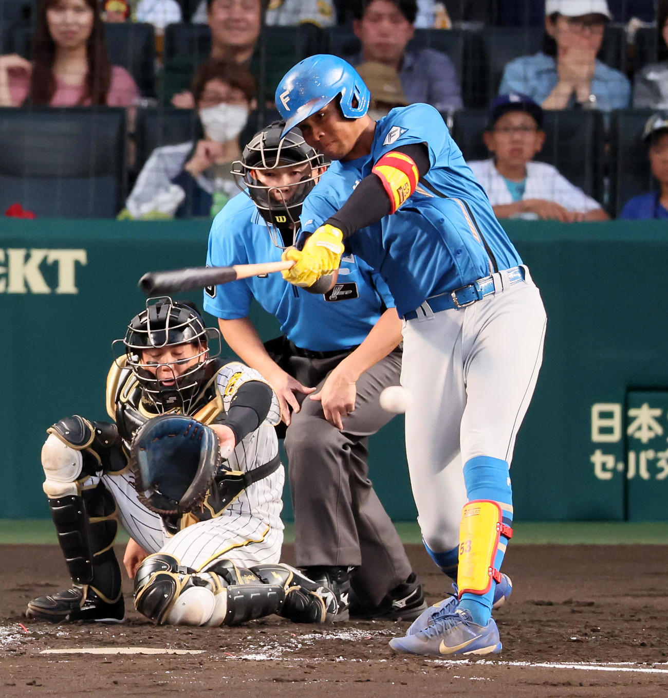 阪神対日本ハム　3回表日本ハム2死一塁、水谷は左二塁打を放つ（撮影・加藤哉）