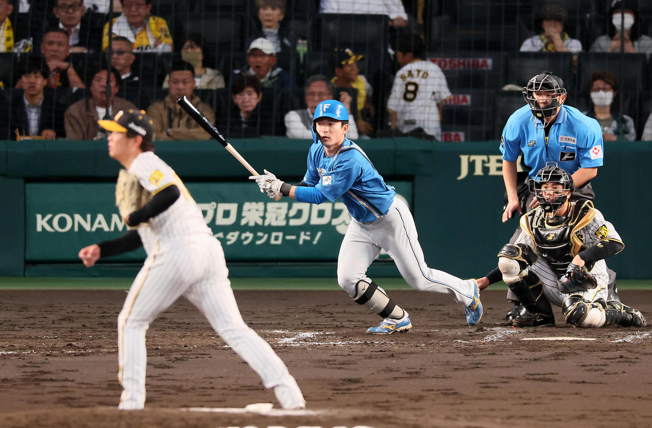 阪神対日本ハム　4回表日本ハム無死二、三塁、水野は右適時打を放つ。投手は西勇（撮影・加藤哉）