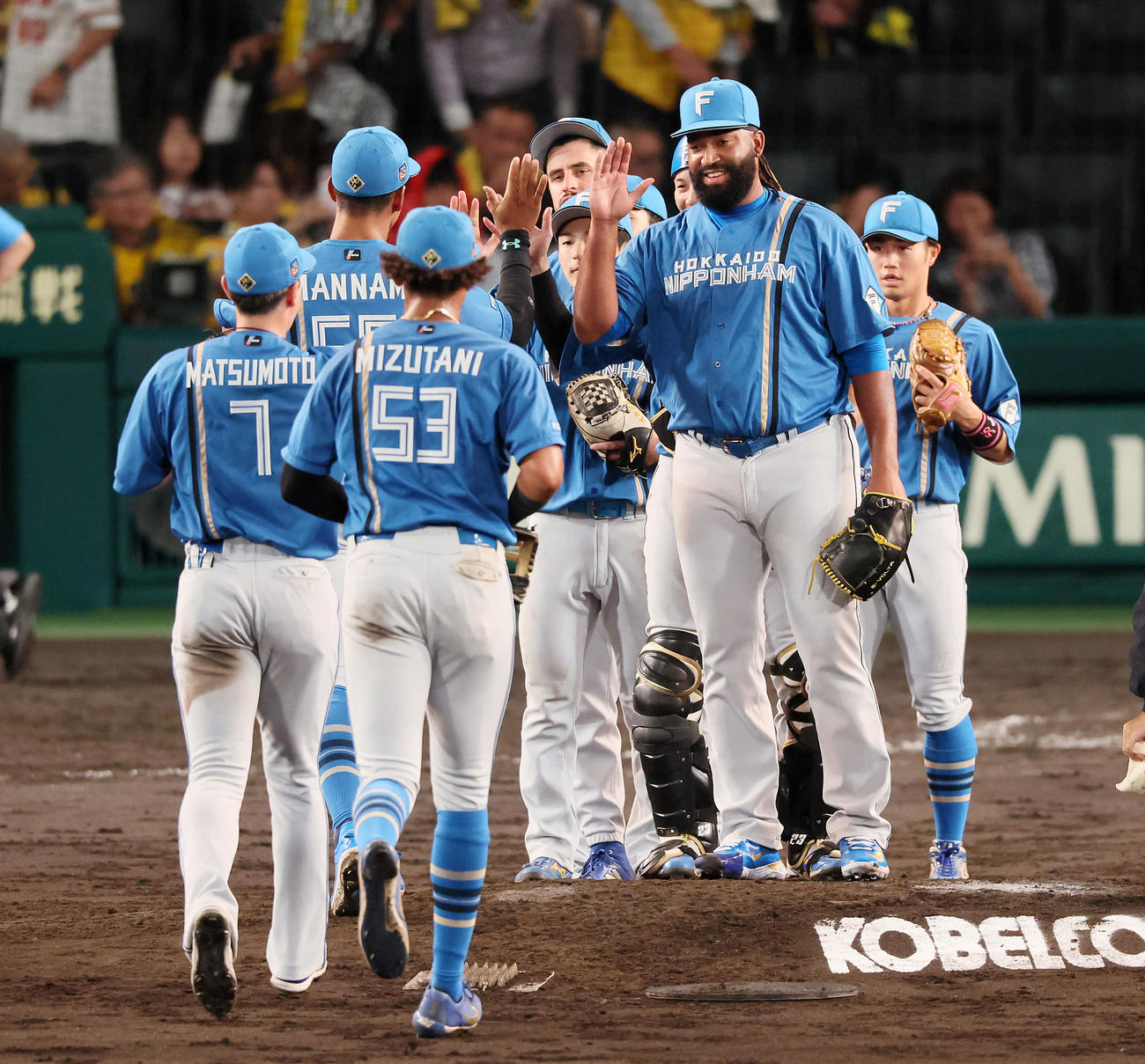 阪神対日本ハム　阪神に勝利しナインとタッチするザバラ（撮影・加藤哉）
