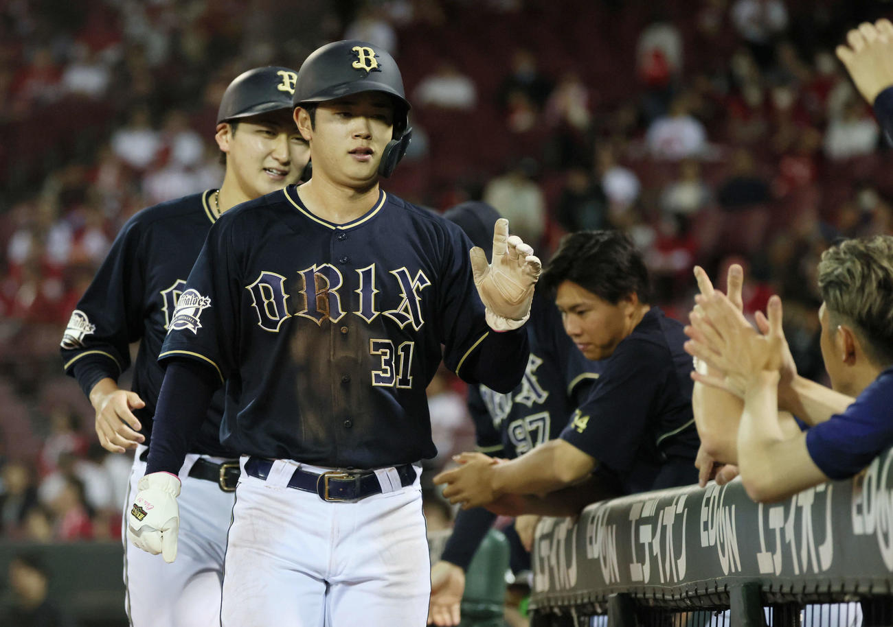 広島対オリックス　9回表オリックス1死満塁、頓宮の中前2点適時打で生還した太田（手前）と紅林（撮影・加藤孝規）