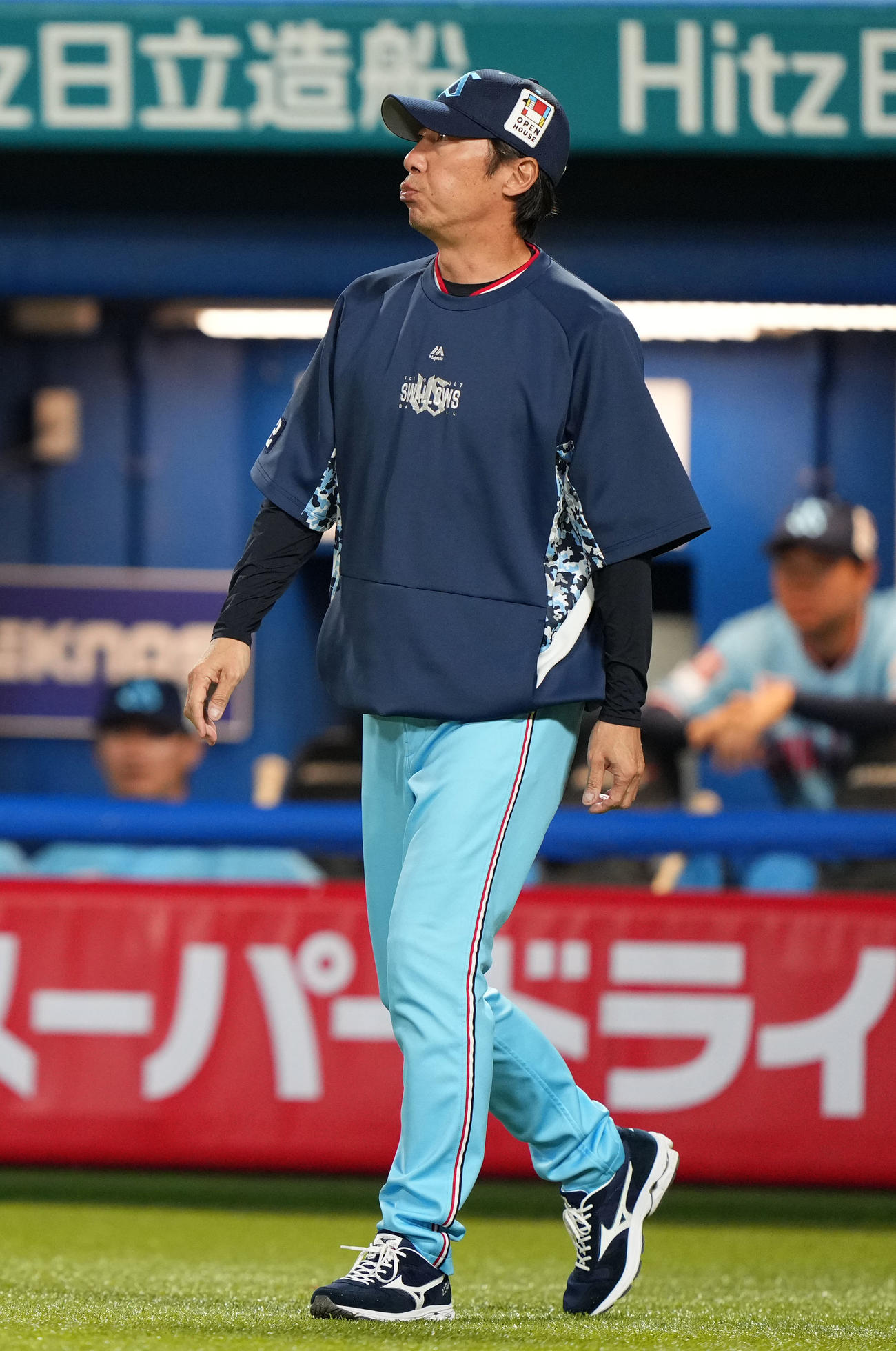 ヤクルト対ロッテ　9回表途中、投手交代を告げるヤクルト高津監督（撮影・横山健太）