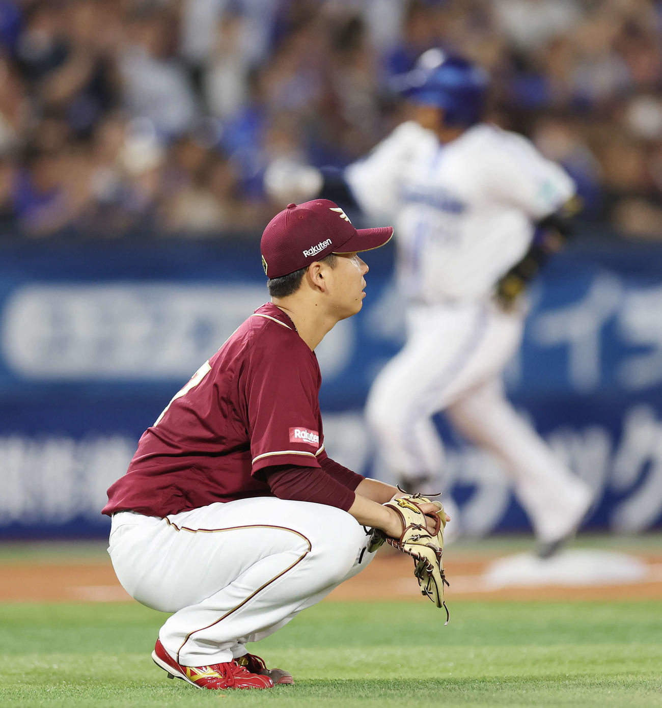 DeNA対楽天　5回裏DeNA2死、宮崎（後方）にソロ本塁打を浴びる藤井（撮影・宮地輝）