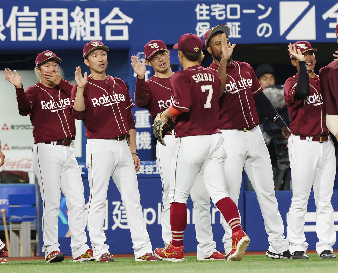 DeNA対楽天　楽天鈴木大（中央右）と勝利のタッチを交わす今江監督（同左）（撮影・宮地輝）