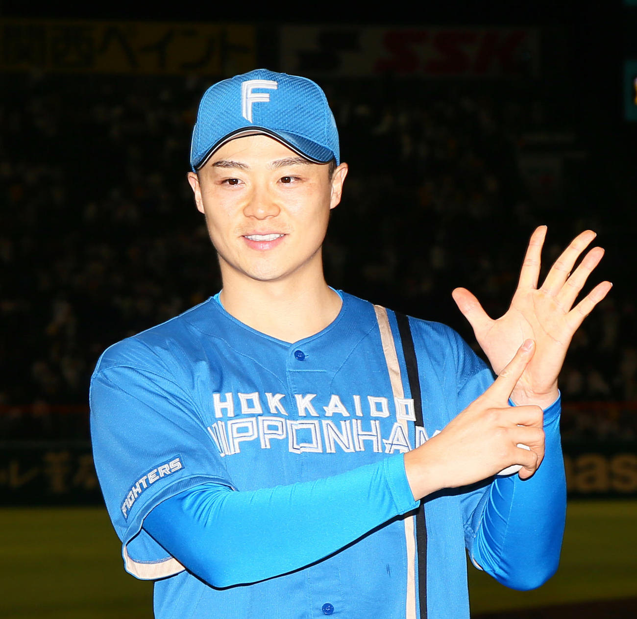6勝目を挙げた日本ハム山崎は手で「6」を作る（撮影・上山淳一）