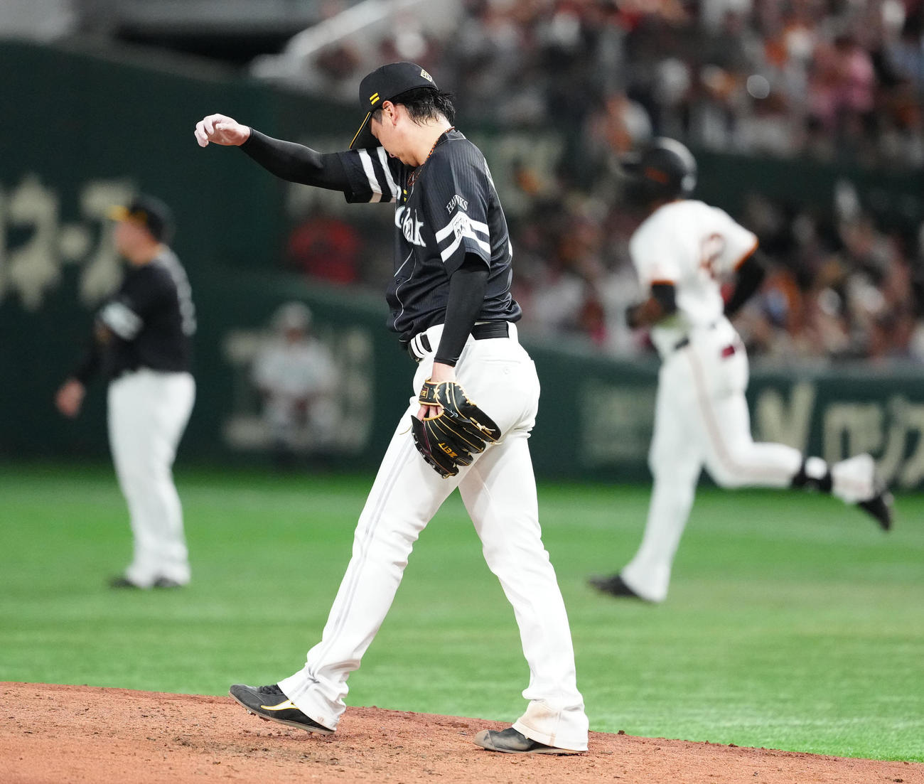 3回裏巨人1死一、二塁、ヘルナンデス（後方右）に3点本塁打を浴びる東浜（撮影・江口和貴）