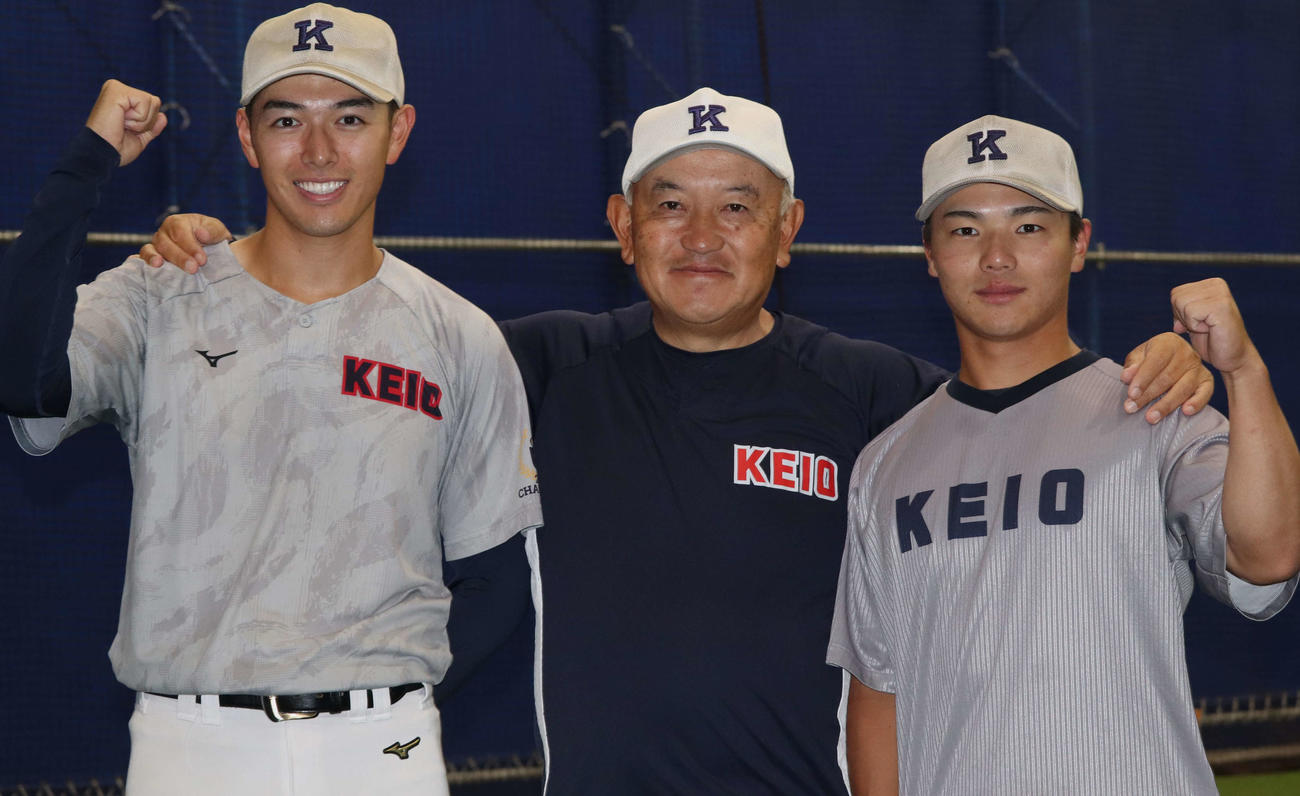 早慶戦前日の室内練習で慶大・堀井哲也監督（中央）とともに写真に納まる（左から）清原、本間（撮影・佐瀬百合子）