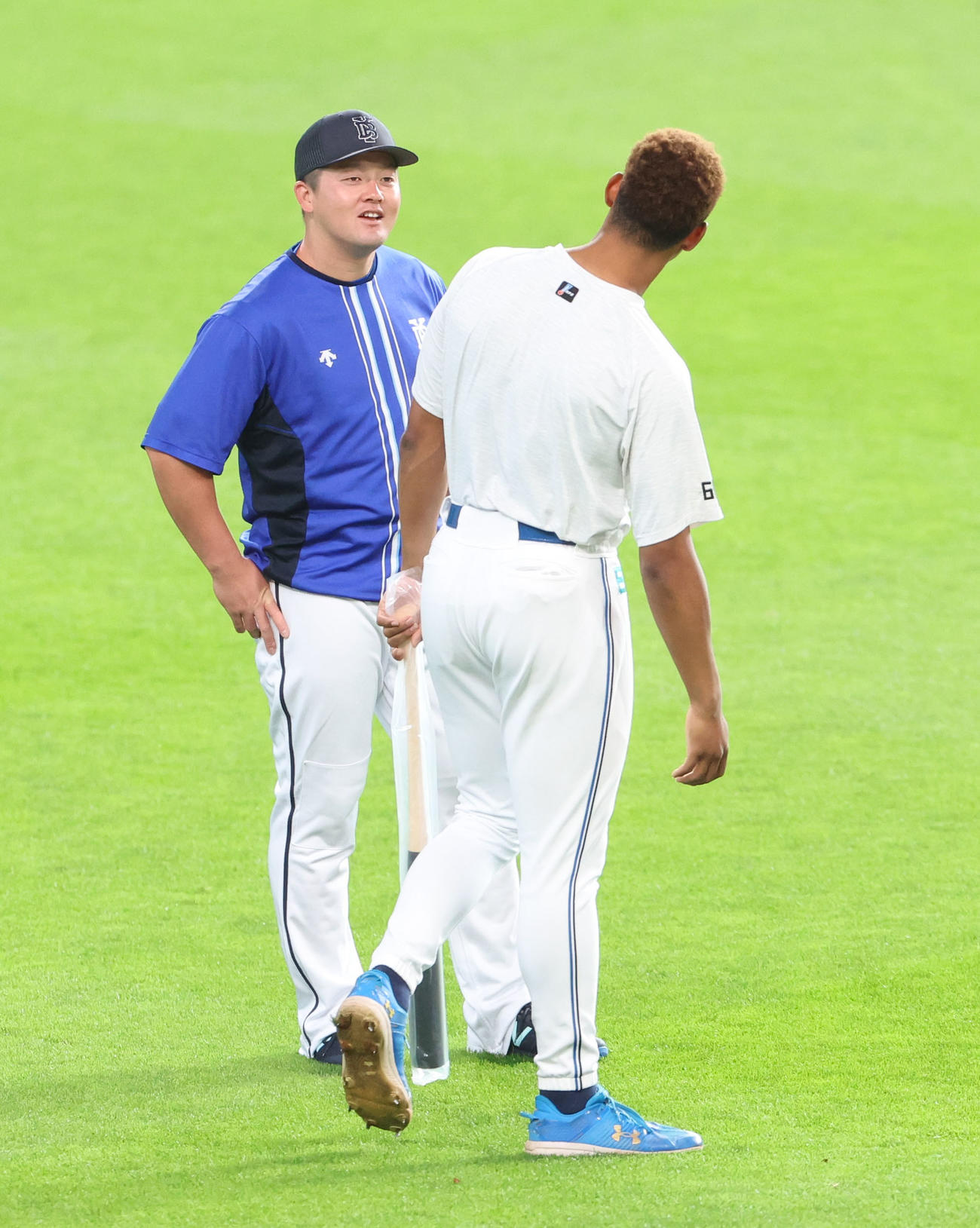 日本ハム対DeNA　試合前、会話するDeNA牧（左）と日本ハム万波（撮影・佐藤翔太）