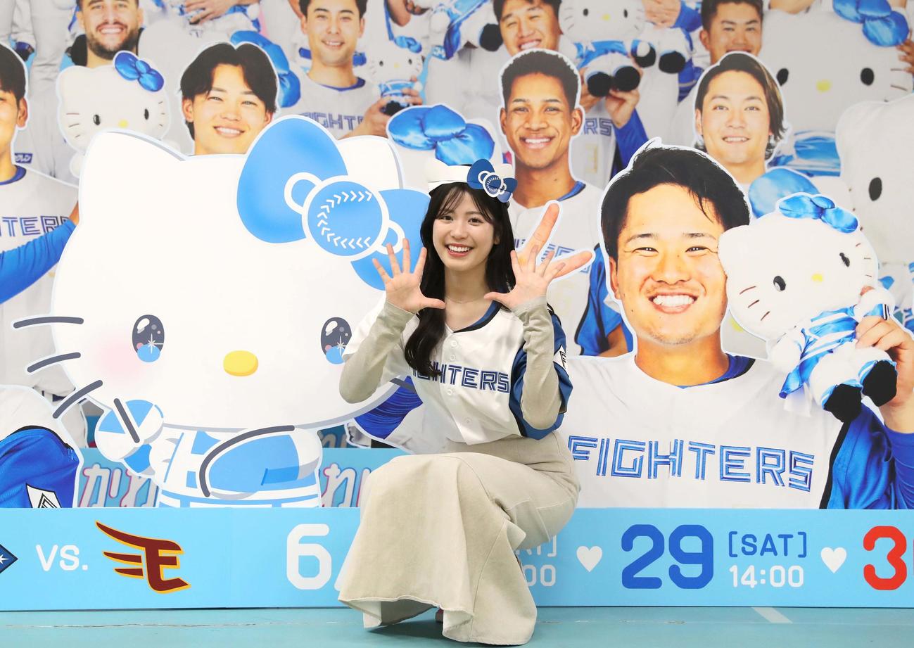 日本ハム対DeNA　「ハローキティのフォトスポット」の前でポーズをとる滝谷美夢（撮影・黒川智章）