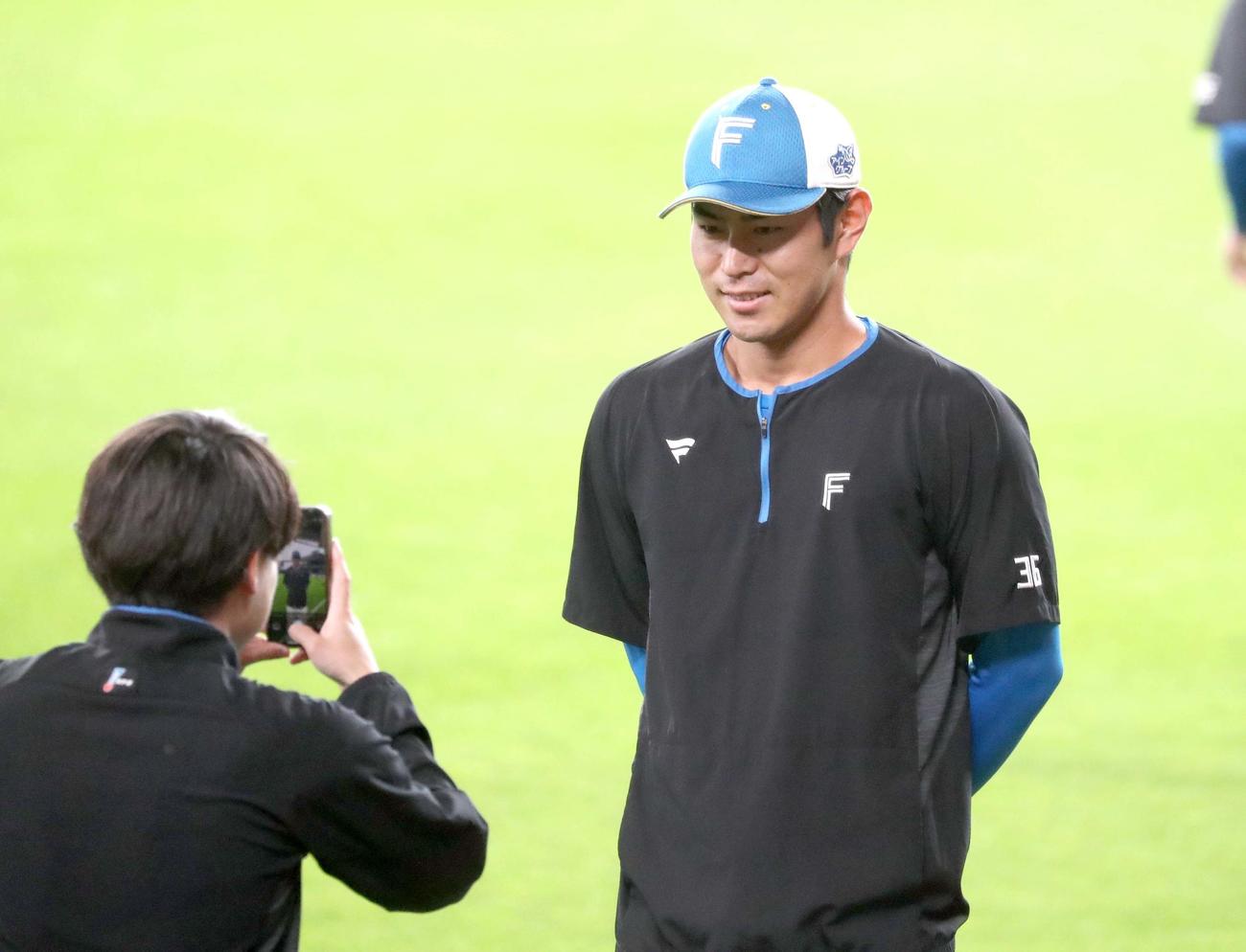 日本ハム対DeNA　チームに合流し球団SNS用の写真を撮る宮崎（撮影・黒川智章）