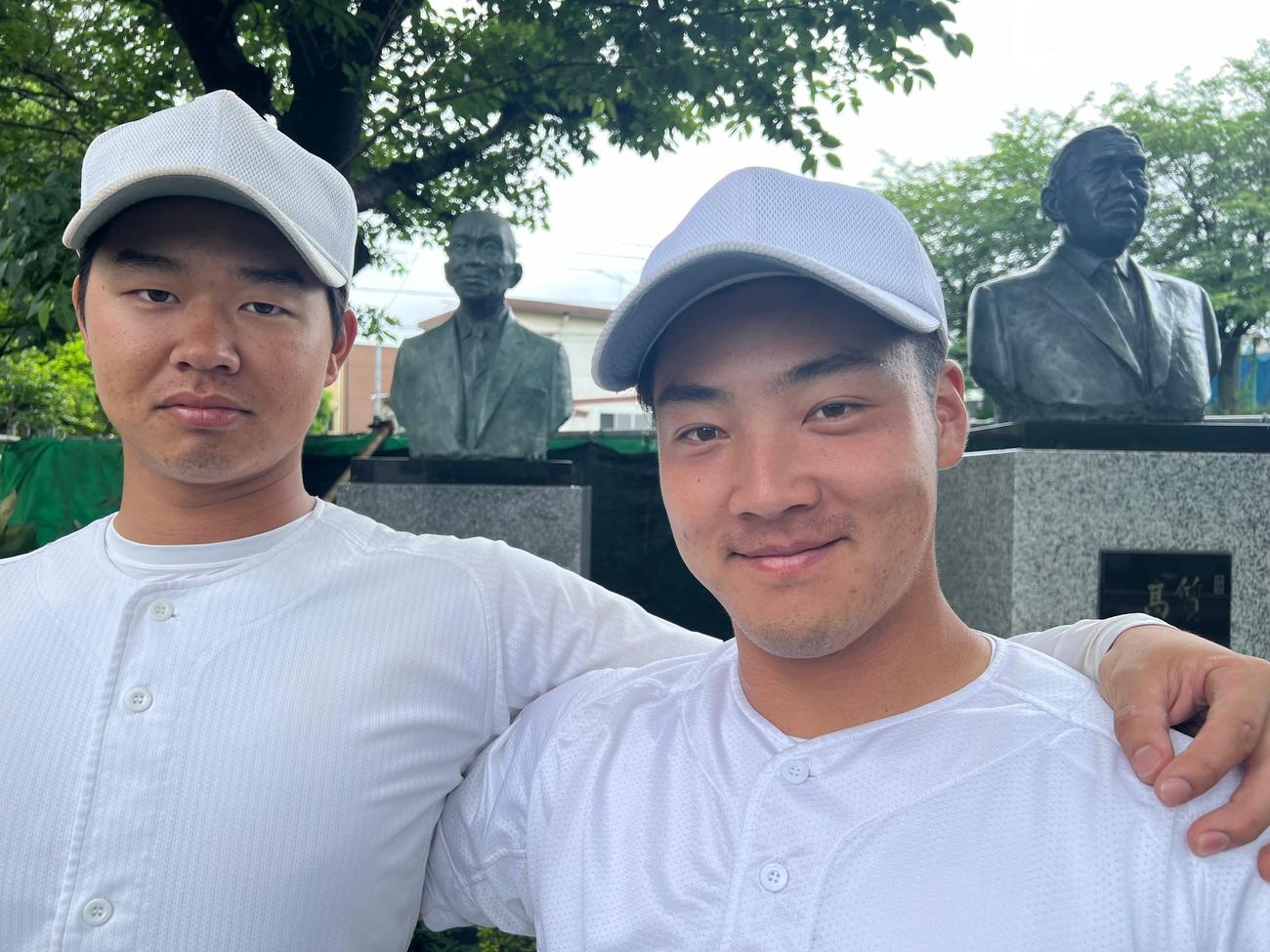 早慶戦前日に意気込む早大・印出（左）と吉納（撮影・金子真仁）