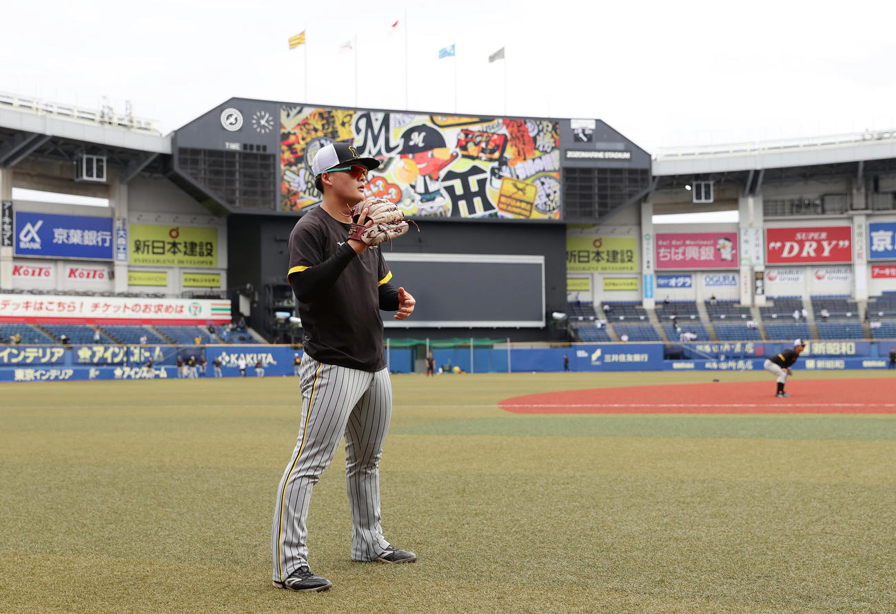 ロッテ対阪神　試合前練習に臨む阪神前川（撮影・前田充）