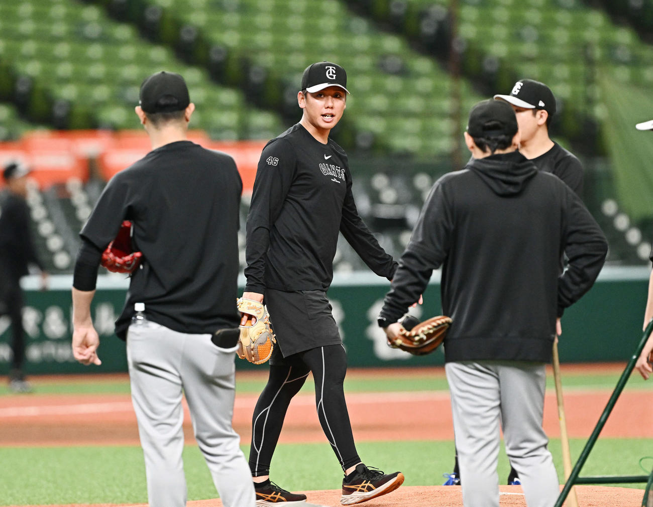 西武対巨人　試合前練習でベルーナドームのマウンドを確かめる巨人又木（左から2人目）（撮影・滝沢徹郎）