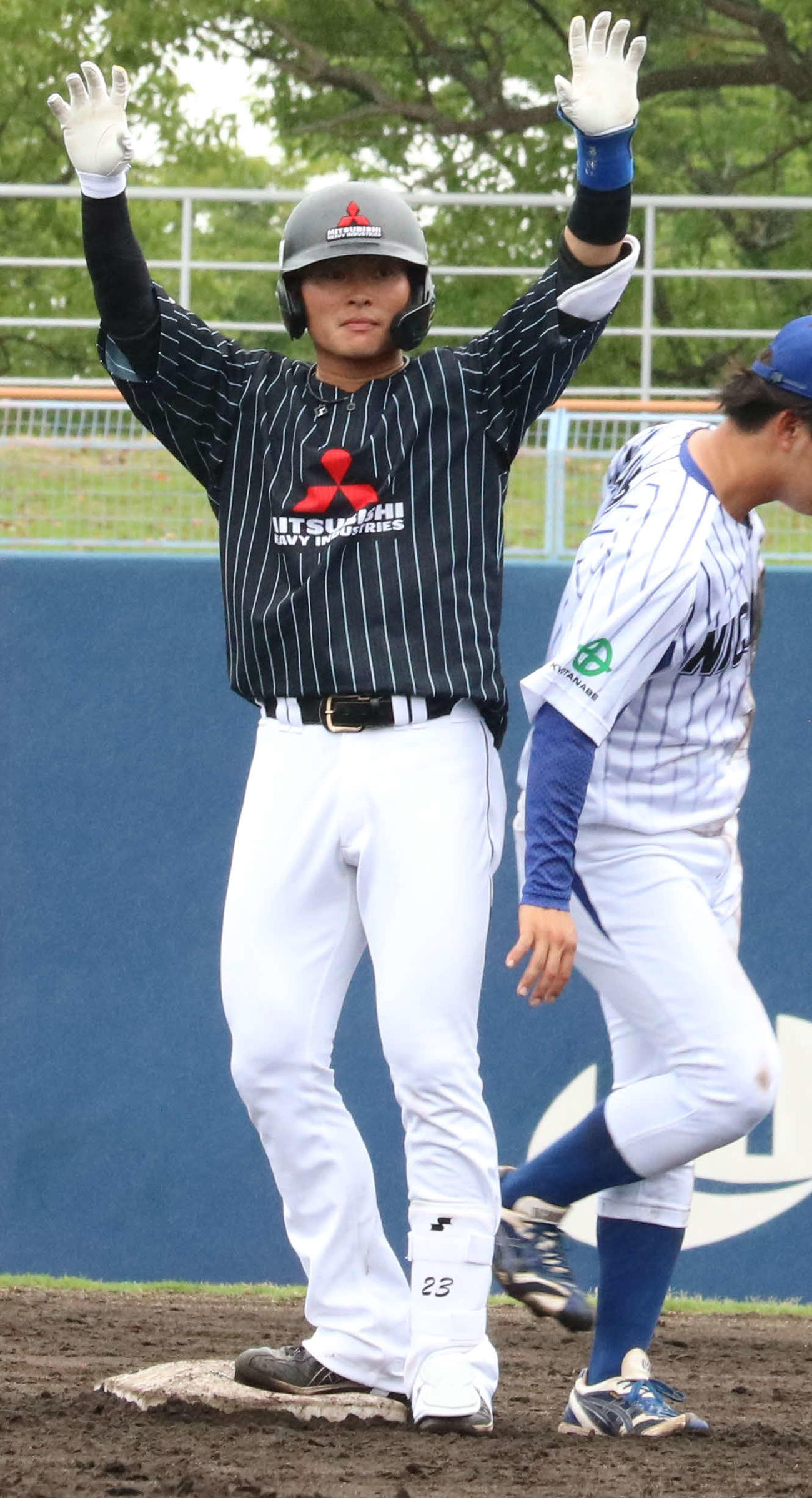 ニチダイ戦で適時打を放ちベンチにポーズする、三菱重工Westの元阪神・北條