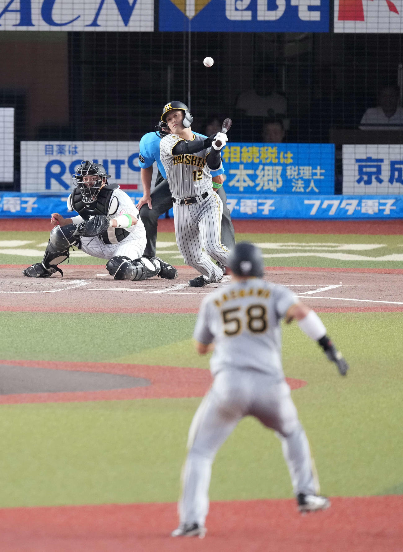 ロッテ対阪神　2回表阪神2死二、三塁、坂本は先制の三塁適時内野安打を放つ（撮影・小沢裕）