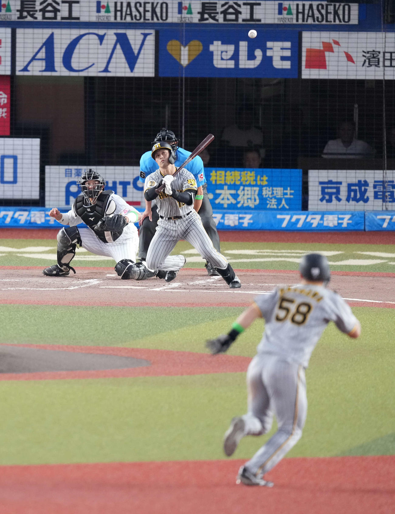 ロッテ対阪神　2回表阪神2死二、三塁、坂本は先制の三塁適時内野安打を放つ（撮影・小沢裕）