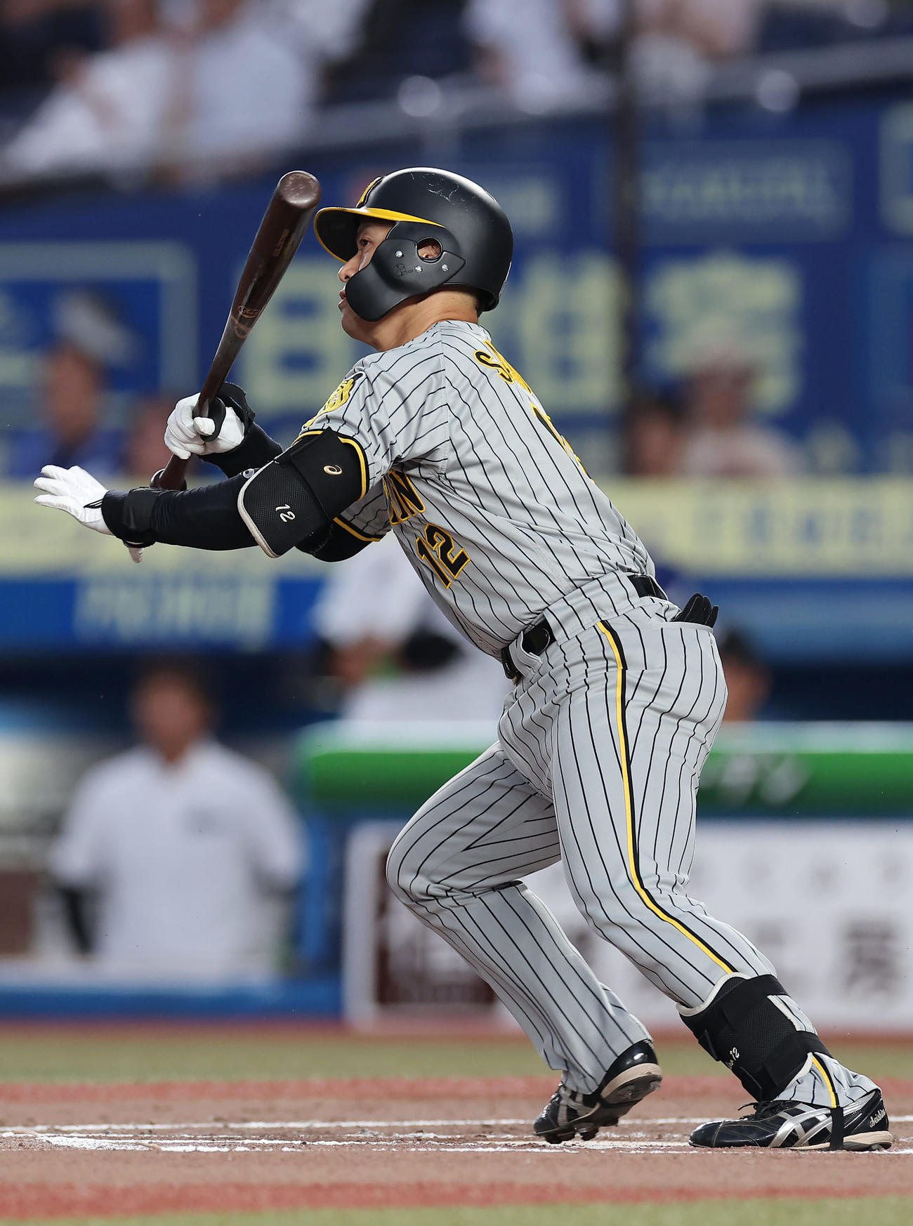 ロッテ対阪神　2回表阪神2死二、三塁、三塁へ先制適時内野安打を放つ坂本（撮影・前田充）