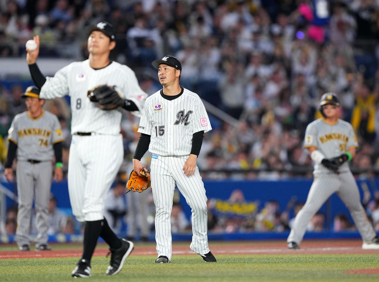 ロッテ対阪神　2回表阪神2死二、三塁、坂本に三塁への適時内野安打を浴び肩を落とす美馬（右から2人目）（撮影・横山健太）