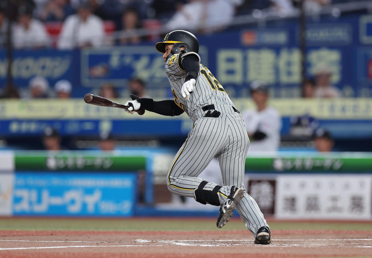 ロッテ対阪神　2回表阪神2死二、三塁、三塁へ先制適時内野安打を放つ坂本（撮影・前田充）
