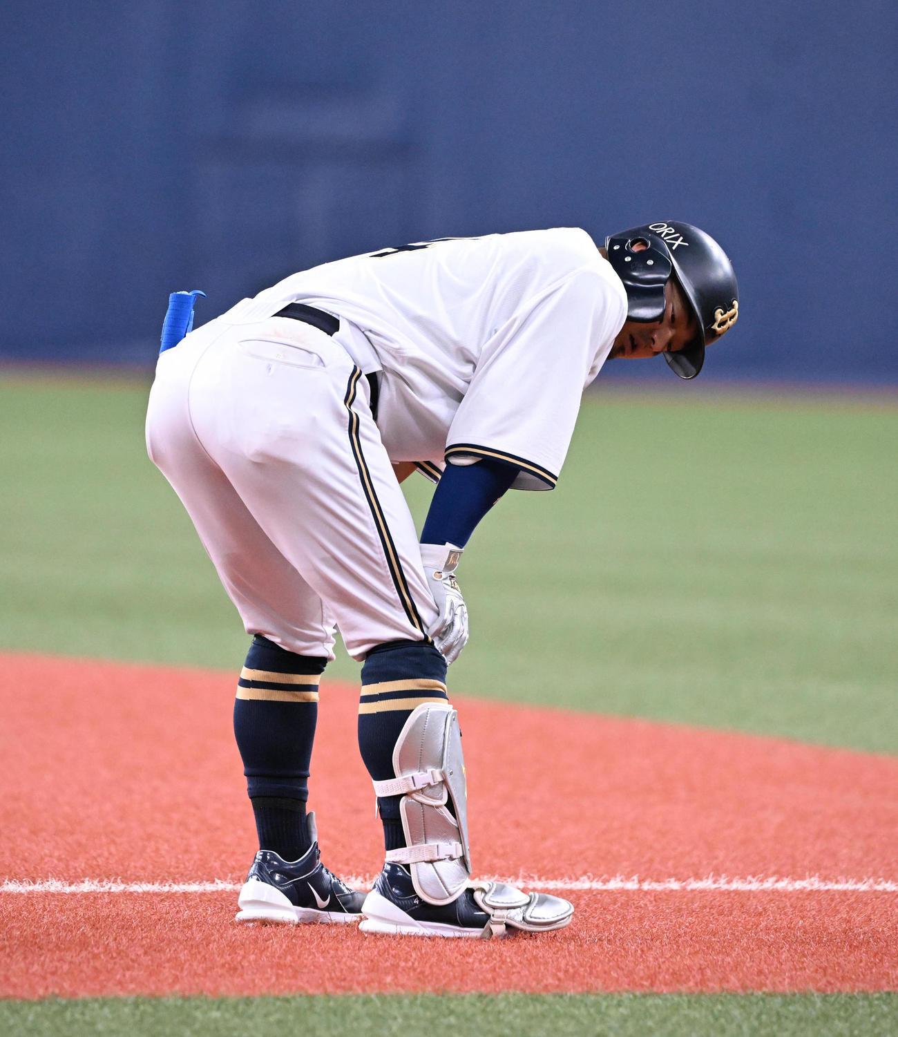 オリックス対中日　4回裏オリックス無死一塁、三ゴロ併殺に倒れた森は膝に手をやる（撮影・和賀正仁）