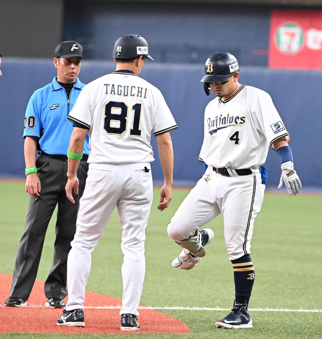 オリックス対中日　4回裏オリックス無死一塁、三ゴロ併殺に倒れた森は右足を気にしながらベンチに戻る（撮影・和賀正仁）