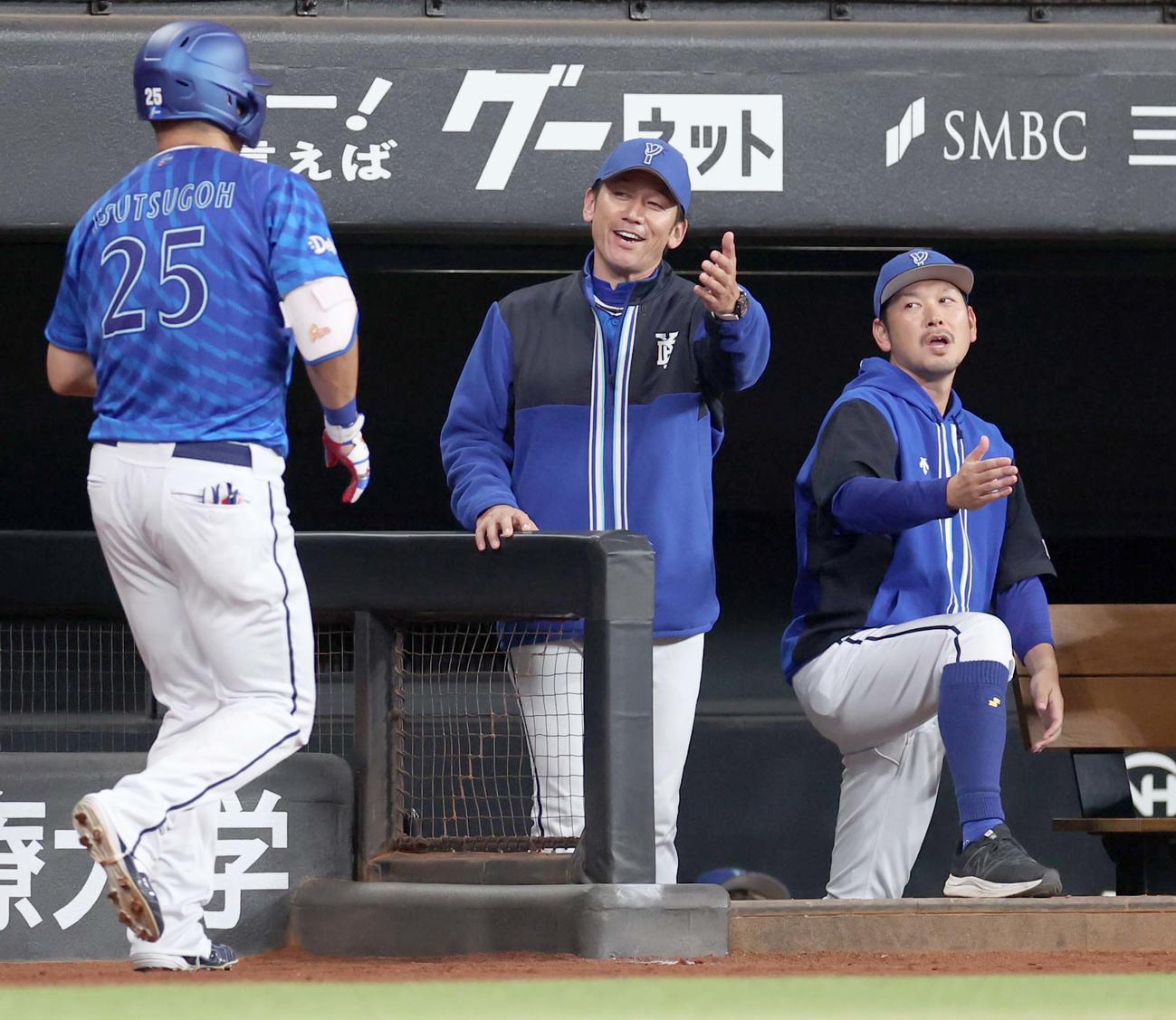 日本ハム対DeNA 4回表、本塁打を放った筒香を出迎える三浦監督（撮影・黒川智章）