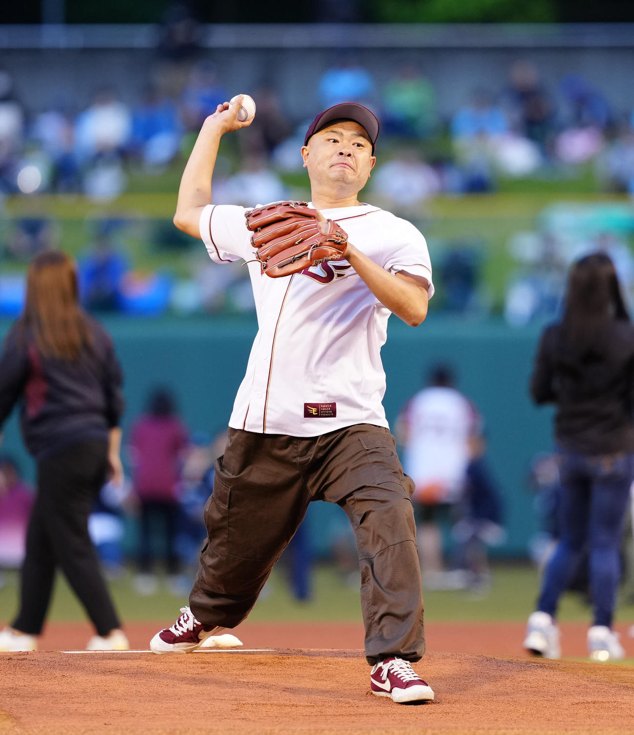 楽天対ヤクルト　試合前、セレモニアルピッチに臨むあばれる君（撮影・江口和貴）