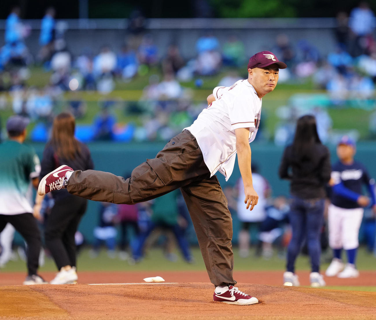 楽天対ヤクルト　試合前、セレモニアルピッチに臨むあばれる君（撮影・江口和貴）