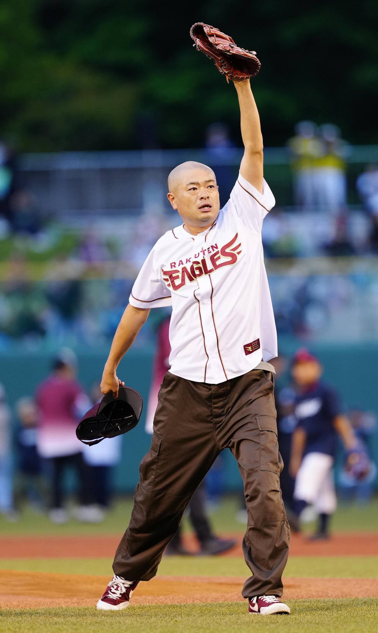 楽天対ヤクルト　試合前、セレモニアルピッチに臨んだあばれる君（撮影・江口和貴）