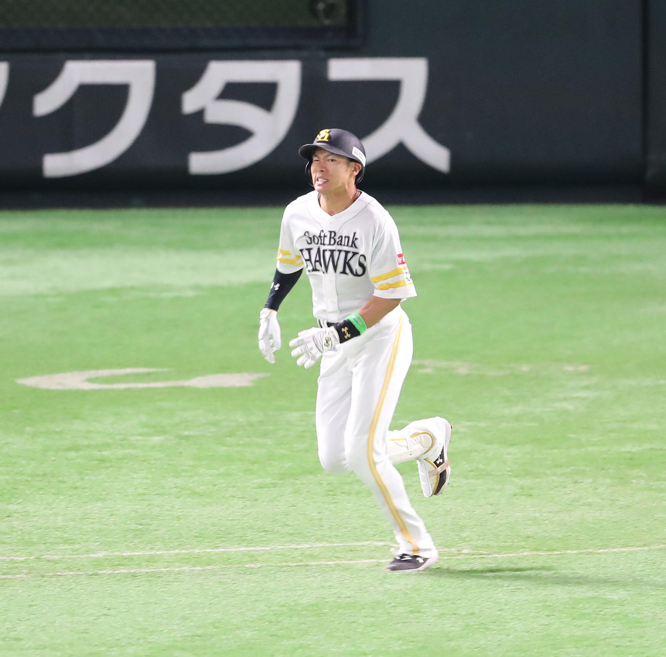ソフトバンク対広島　3回裏ソフトバンク1死、柳田はニゴロに終わる、一塁へ走る際に痛そうな表情を浮かべる（撮影・梅根麻紀）