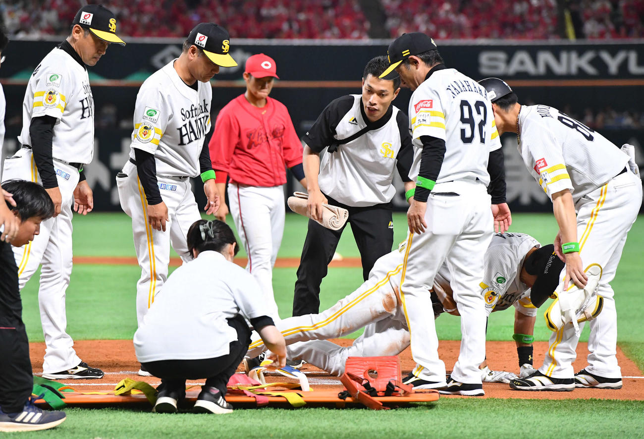 ソフトバンク対広島　3回裏ソフトバンク1死、二ゴロでの走塁中に足を負傷した柳田（撮影・岩下翔太）