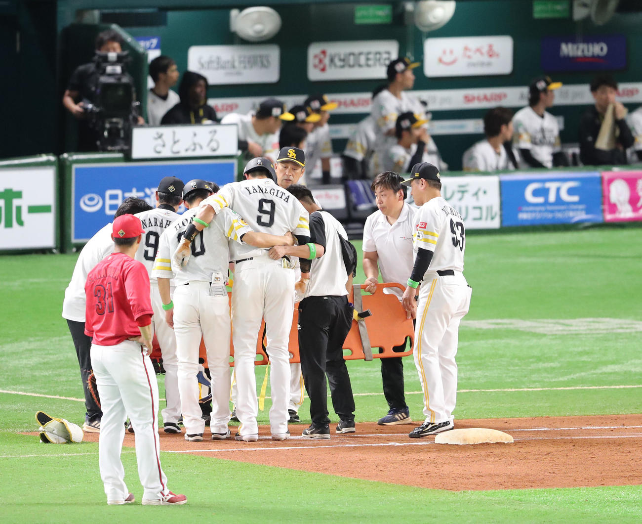 ソフトバンク対広島　3回裏ソフトバンク1死、柳田はニゴロ。足を負傷しコーチ陣に支えられてベンチに引きあげる（撮影・梅根麻紀）