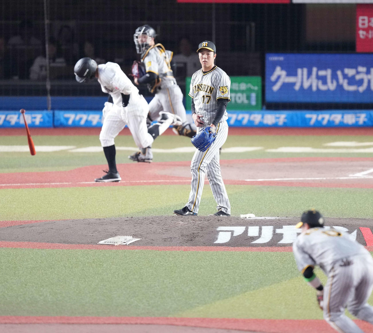 ロッテ対阪神　2回裏ロッテ無死一塁、阪神先発の青柳（中央）は中村奨を遊ゴロ併殺打に仕留める（撮影・小沢裕）